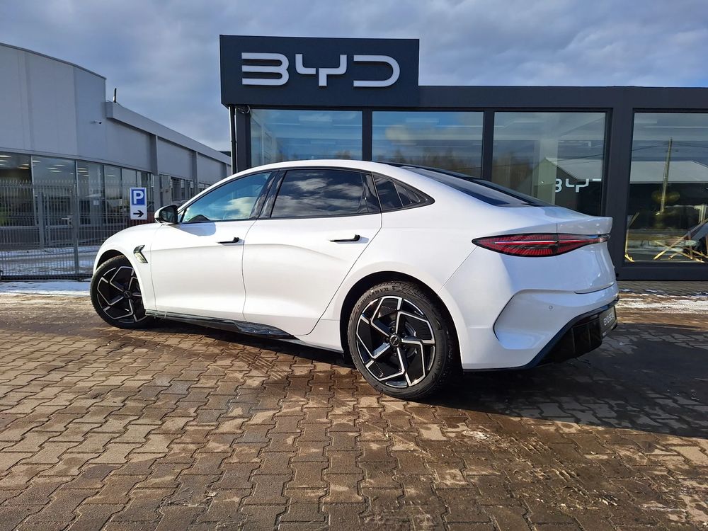 3,8 S (0-100 km/h) / Zasięg 520 km / Head-Up / Dynaudio® / Kamera 360