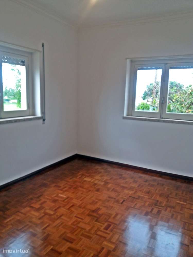 Magnífica propriedade constituída por moradia bi-familiar e armazém.-41