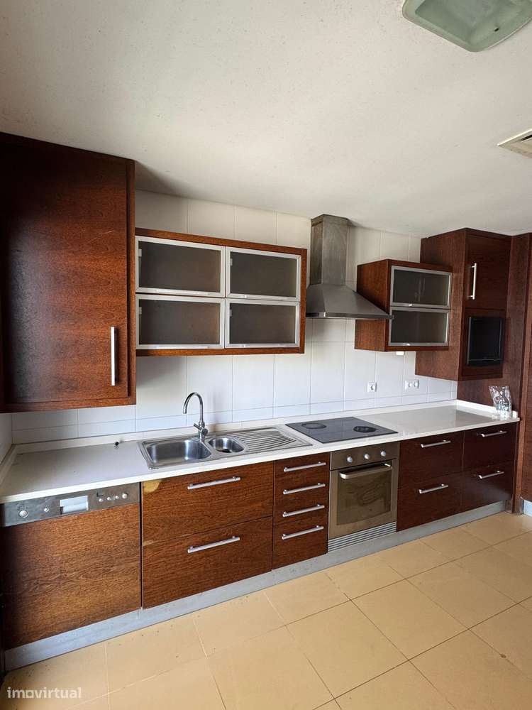 T4 com varanda, garagem e acessibilidade, 195m²-36