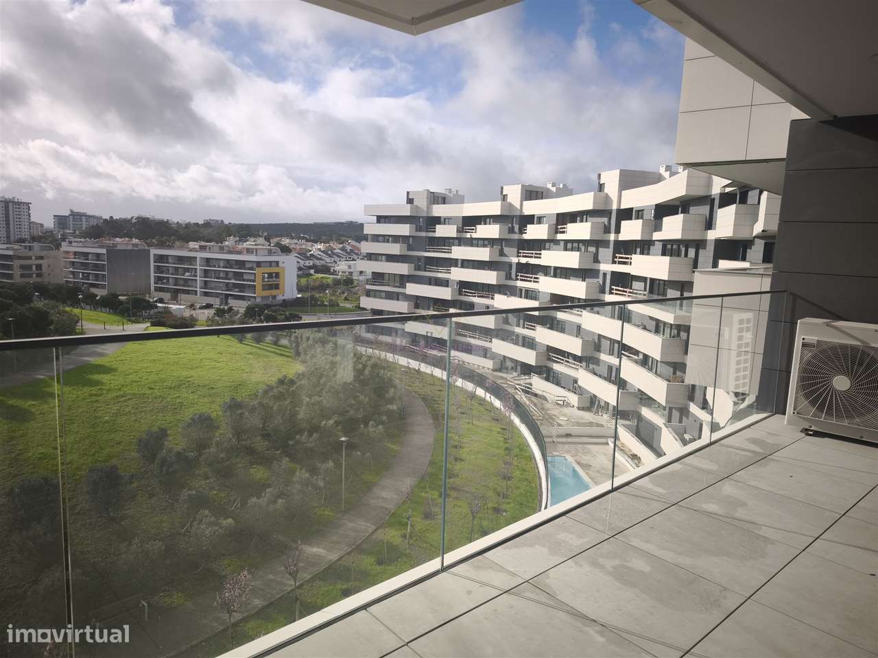 Elegância e Conforto em Carnaxide: T2 com Varandas, 2 Lugares de Garag-33