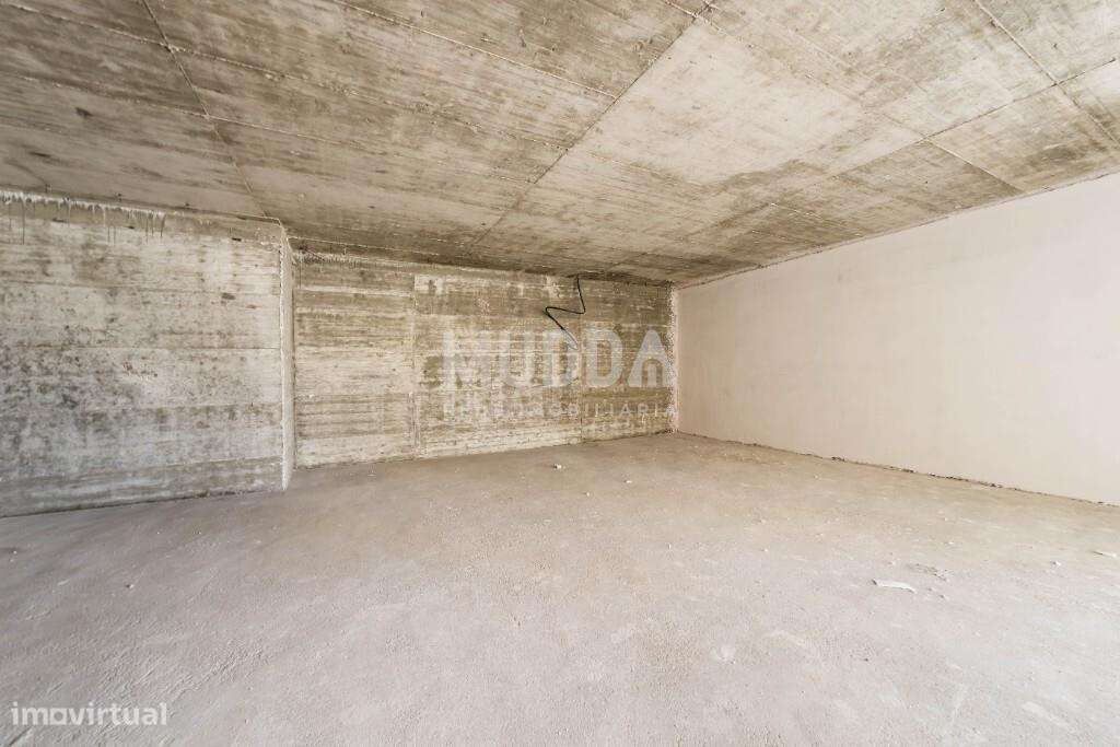 Moradia isolada de design contemporâneo nos Casais Mestre Mendo-14