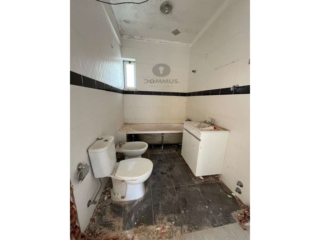 Moradia T4 para Recuperar em Ourém com Terreno Anexo-11