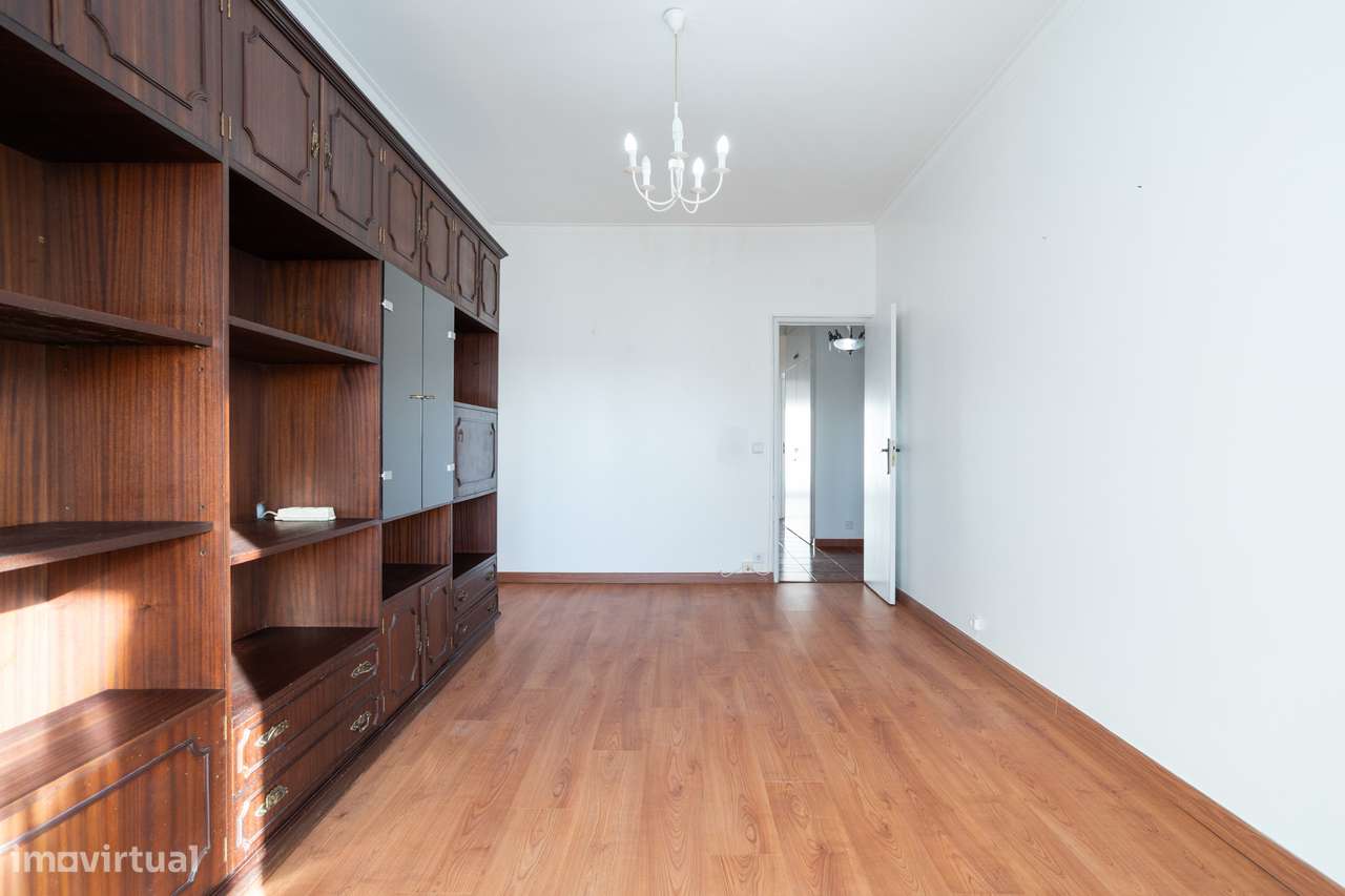 Oeiras, Apartamento T2 – Potencial para Criar e Renovar ao Seu Gosto!-10