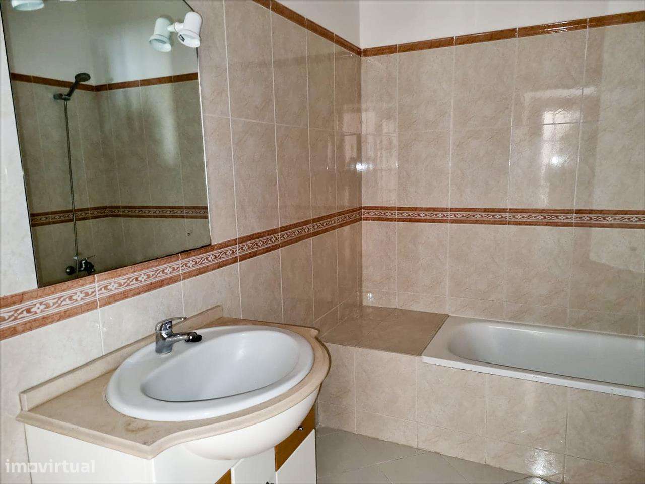 Apartamento T2 Renovado em Santarém com Parqueamento e Arrecadação-7