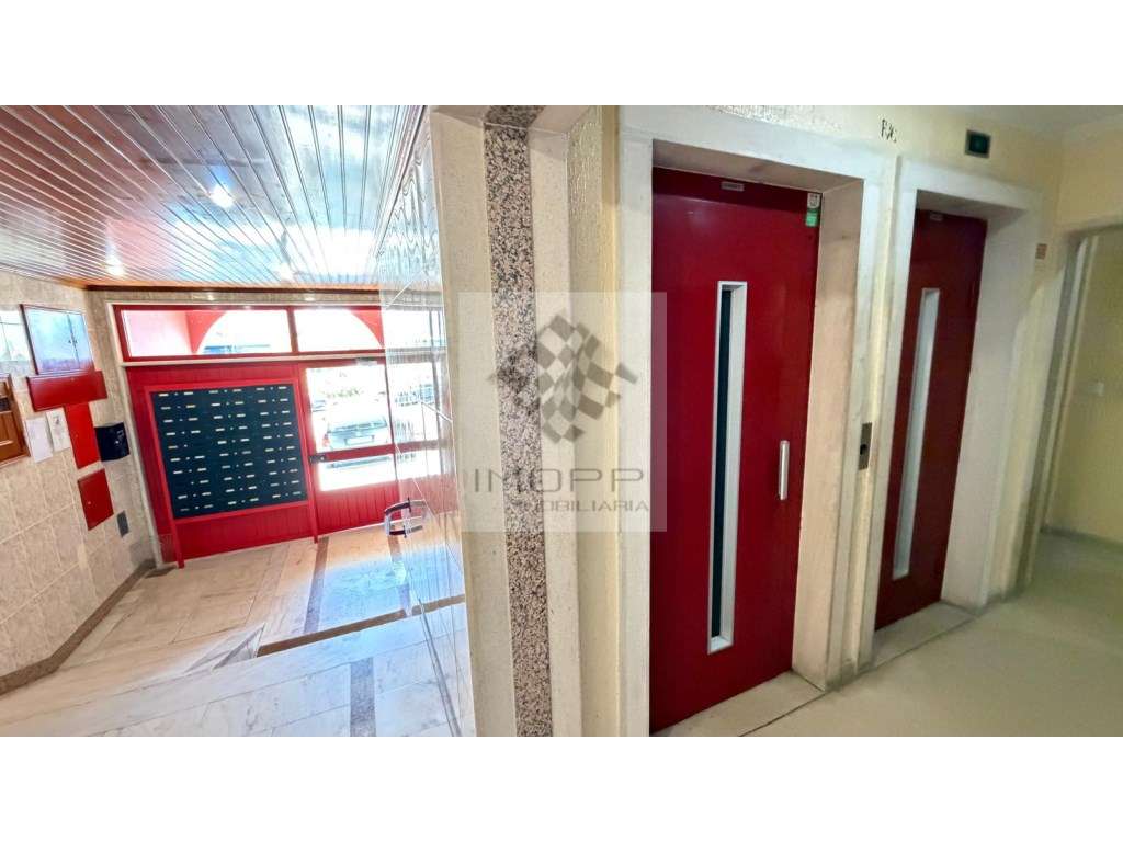 Fabuloso apartamento T2 na Cavaleira com parqueamento-1