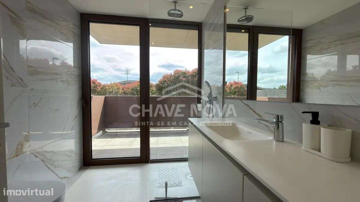 Apartamento T3 Novo c/ 2 Lugares de Garagem em Oliveira do Douro-16
