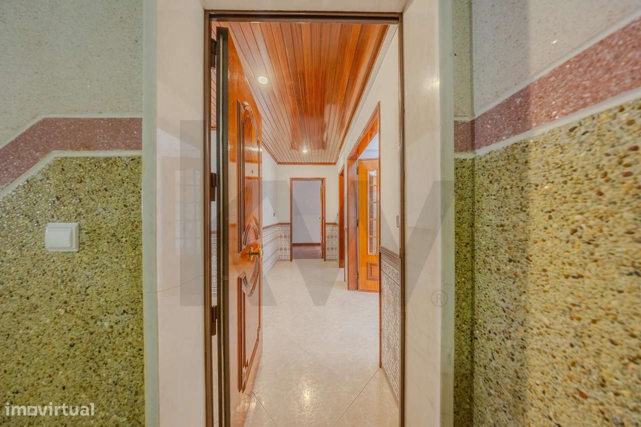 Arrendamento Apartamento T2 Queijas. Espaçoso e Luminoso - Grande imagem: 2/28