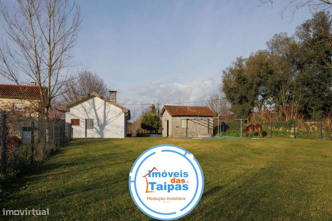 Vende-se Moradia Individual e rés-do-chão - T2-5