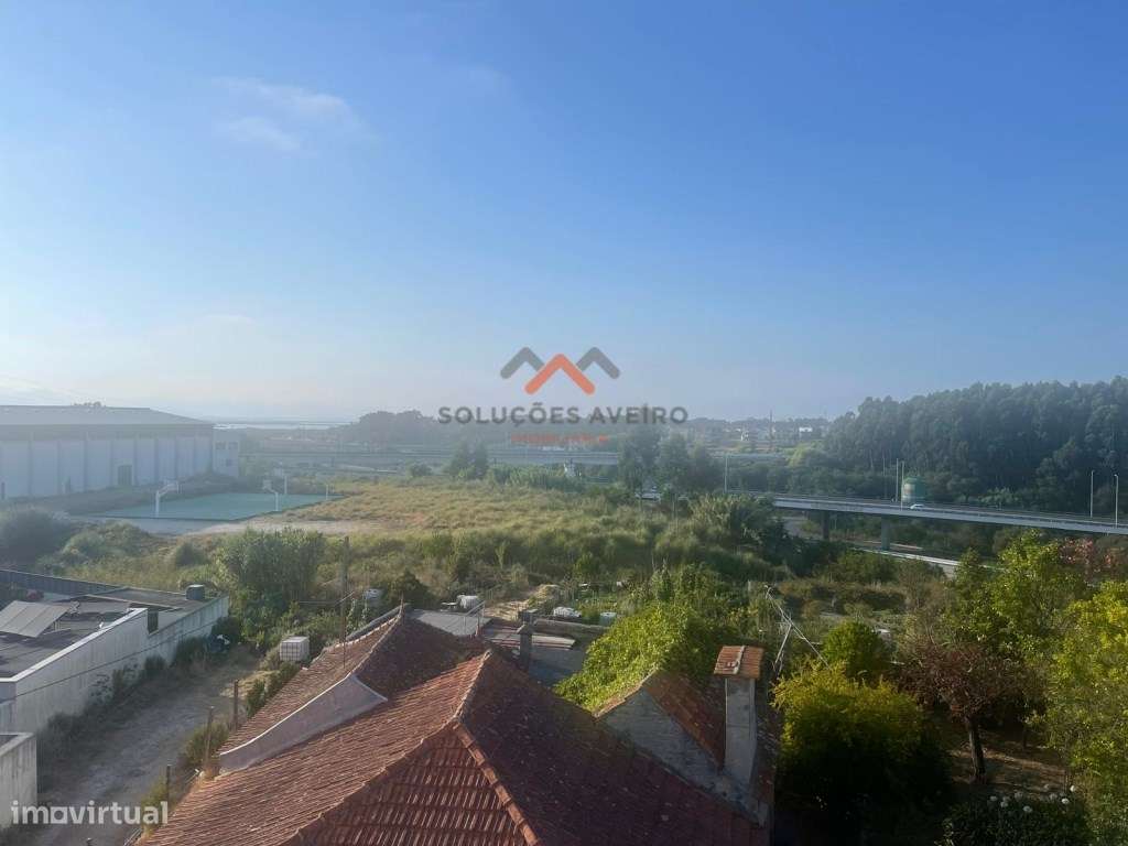 Apartamento T2 no Último Piso | Varanda, Arrumos e Lugar de Garagem...-9