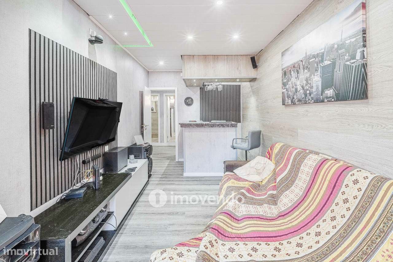 Apartamento T2, com logradouro grande, em Odivelas-6