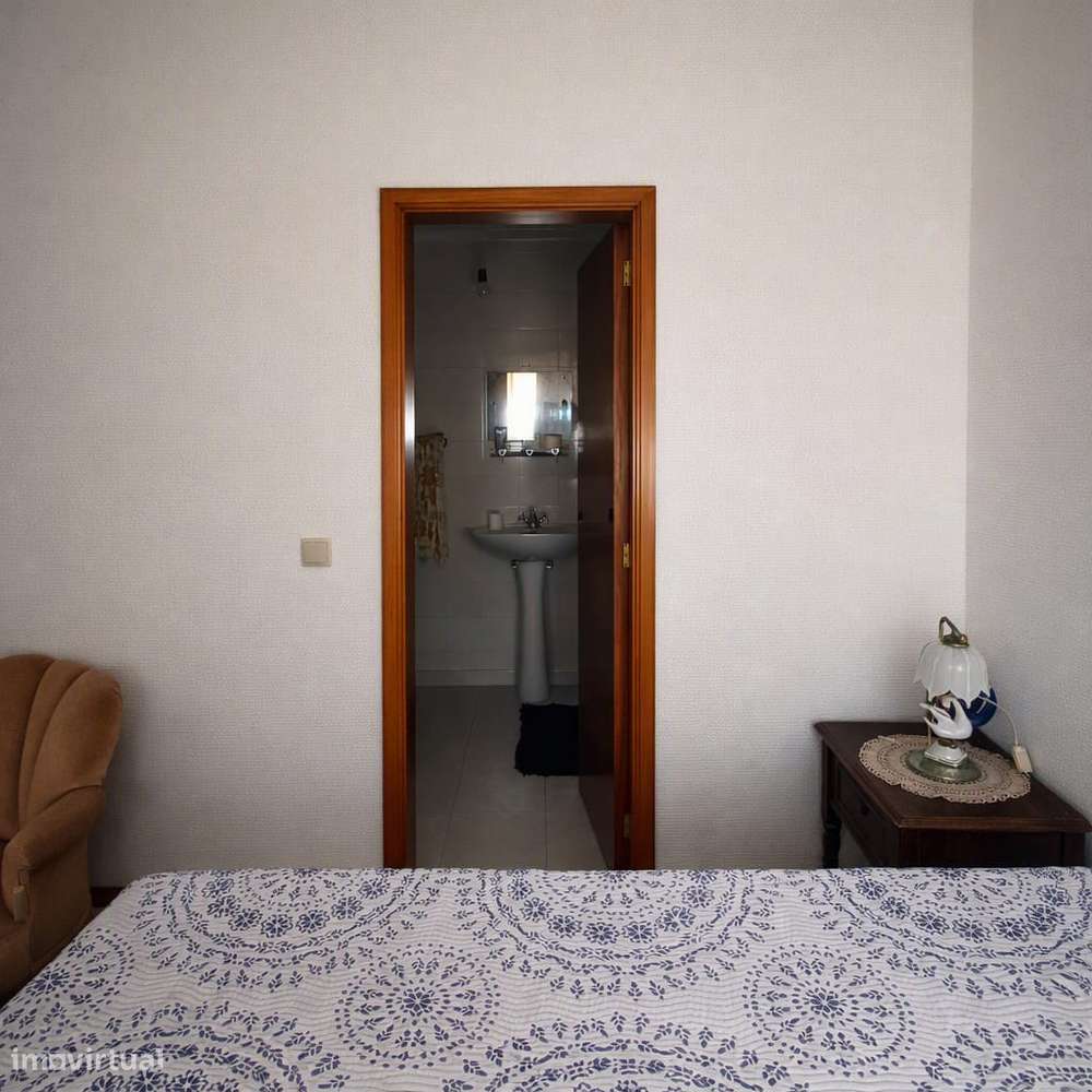 Apartamento T2 com terraço, varanda e 3 casas de banho-12