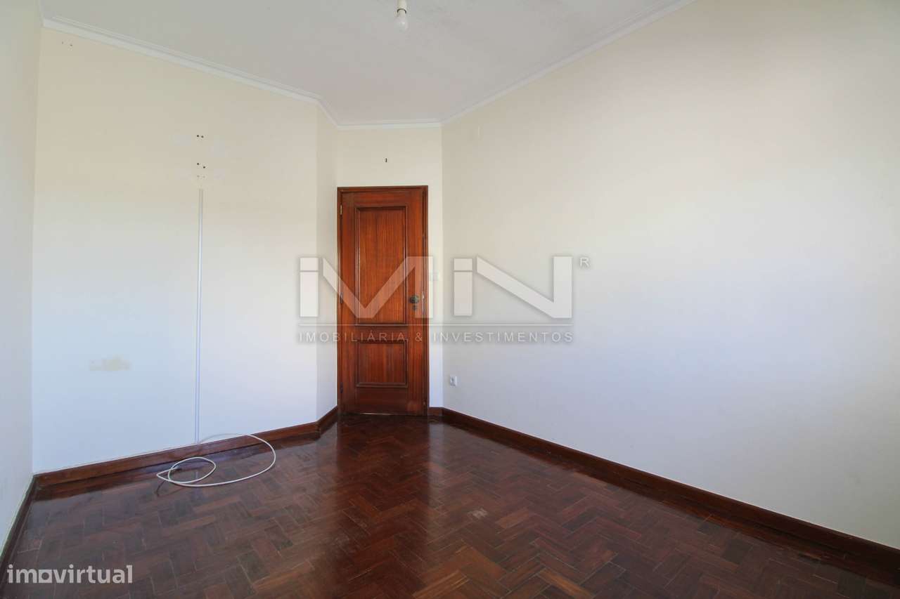 Moradia de 3 Frentes com Vista Panorâmica no Coração de Gondomar-31