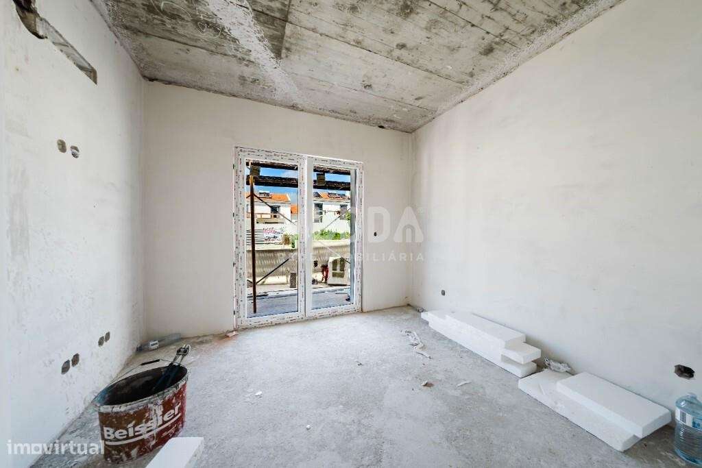 Moradia isolada de design contemporâneo nos Casais Mestre Mendo-10