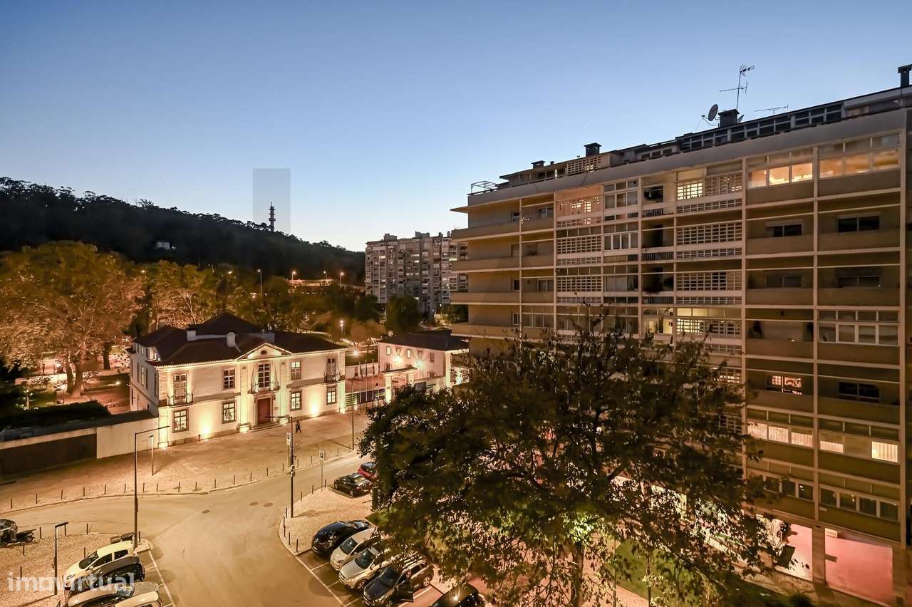 Oportunidade Única em S. Domingos de Benfica: T4 com Potencial e Local-13