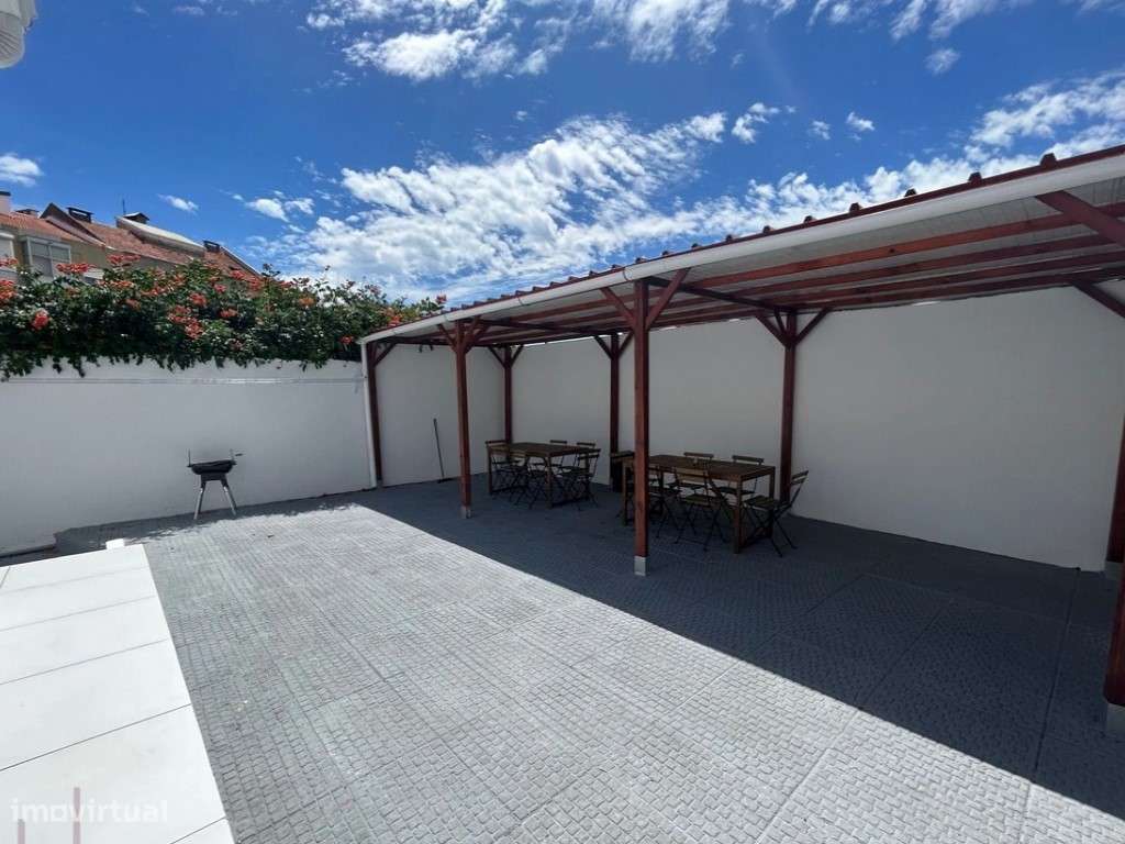 Moradias (2) em recuperação com logradouro de 40m2, num Bairro trad... - Grande imagem: 1/23