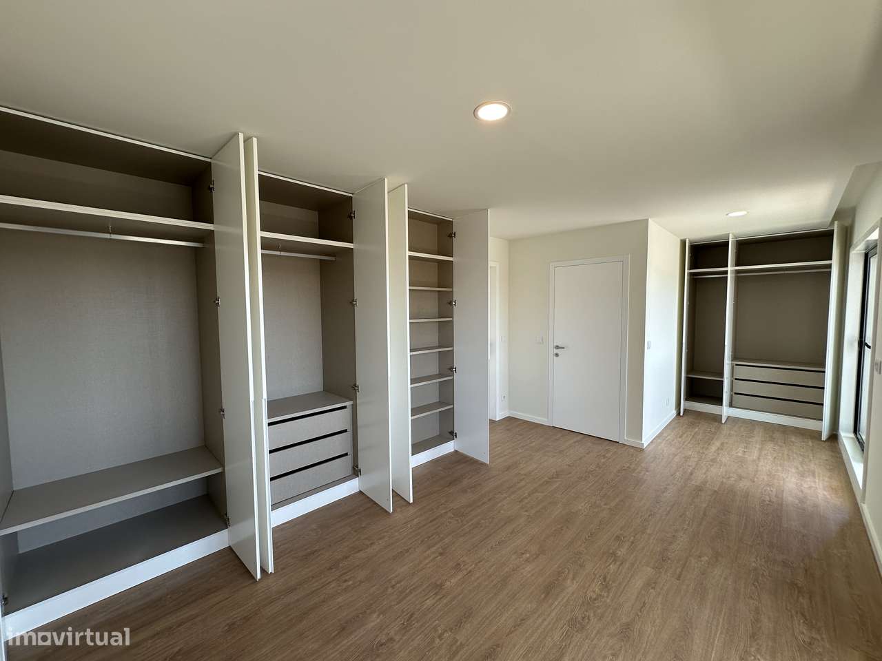 ÚNICO - T3+1 Novo, Último Piso, c/ Varandas e Garagem 3 automóveis-13