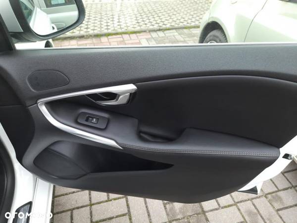 Volvo V40 D2 Drive-E R-Design Kinetic - 13