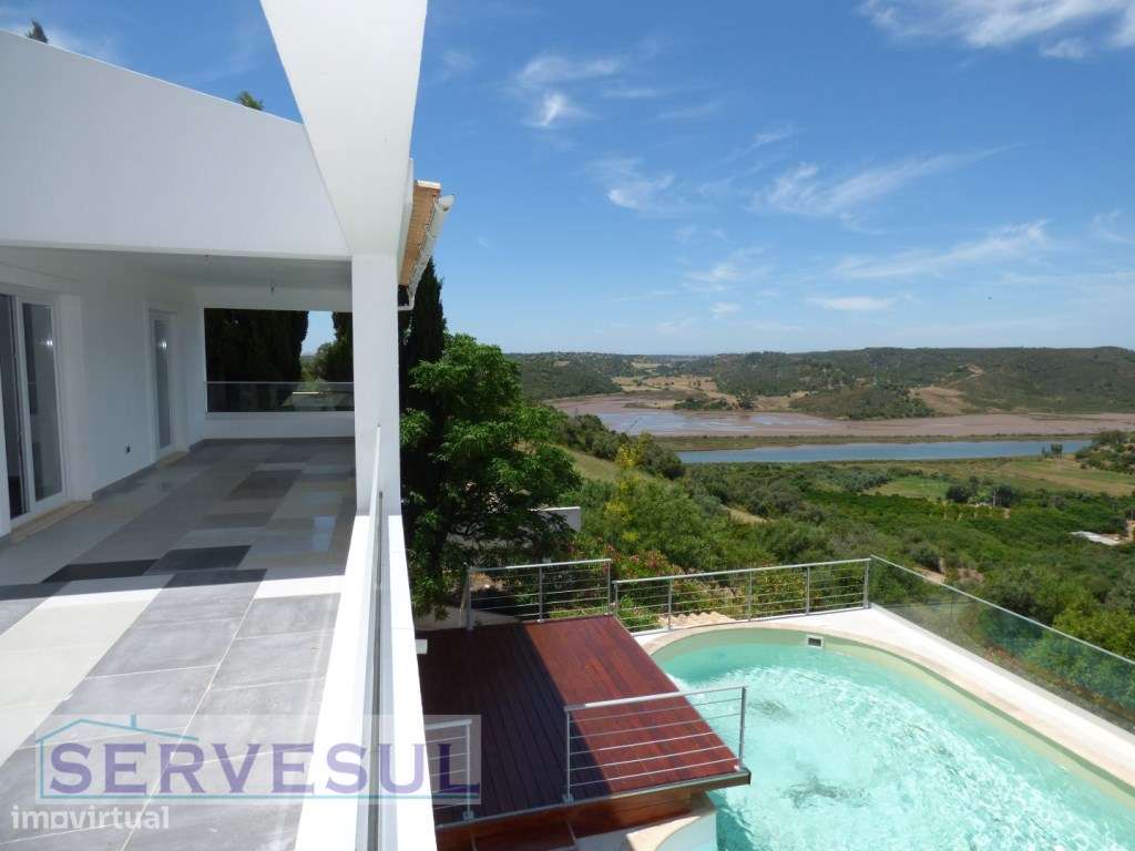 Espaçosa moradia de 2 pisos composta por 4 quartos com piscina e vi...-23