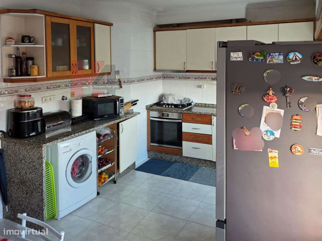 T2 com box e ótima localização na Amadora-16