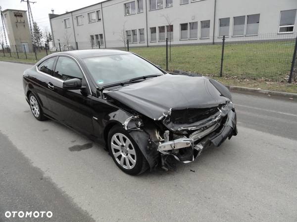 Mercedes-Benz Klasa C 220 CDI DPF Coupe BlueEFFICIENCY 7G-TRONIC Edition 1 - 7