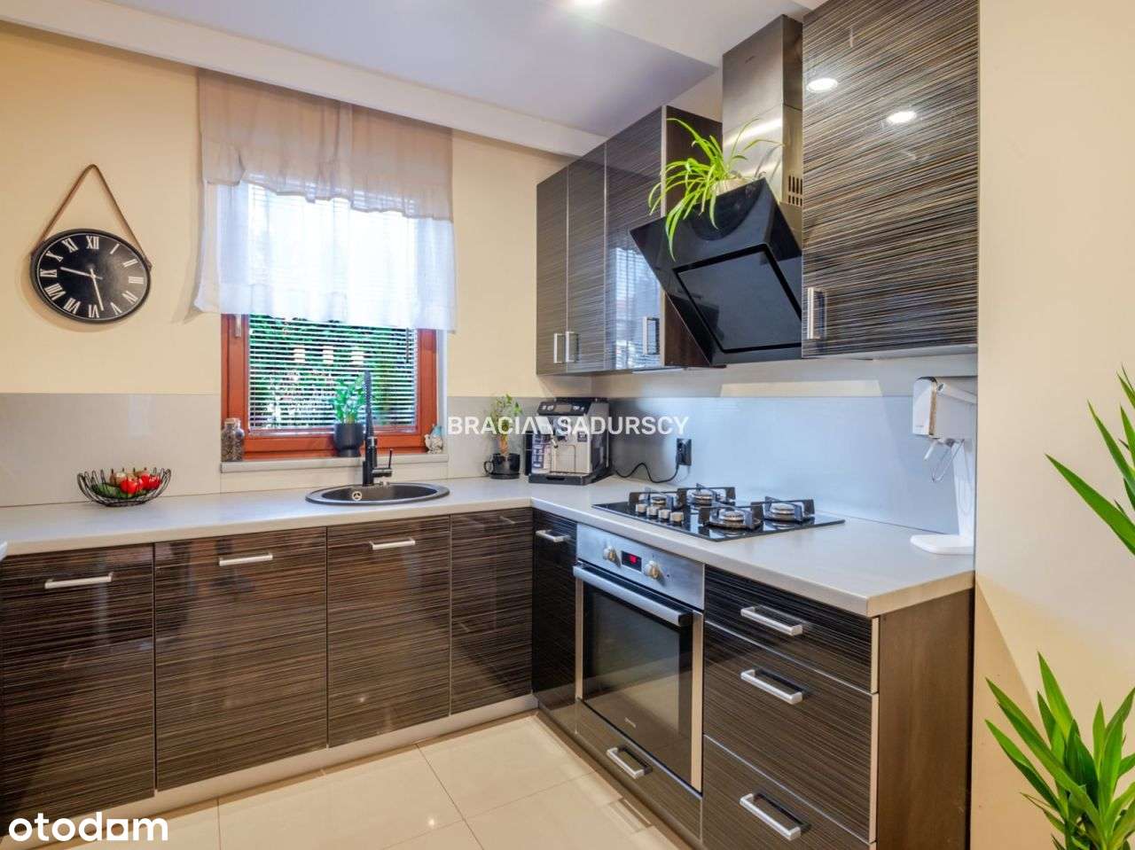 Dom z kominkiem i fotowoltaiką-6