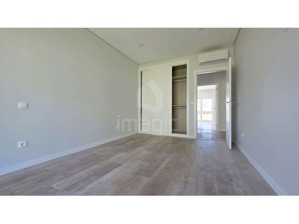 MORADIA T4 TÉRREA NOVA em SANTO ISIDORO-15