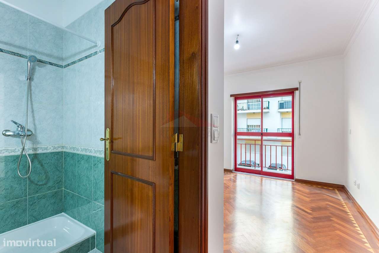 **Apartamento T3 em Venda no Carregado - Oportunidade Imperdível! **-17