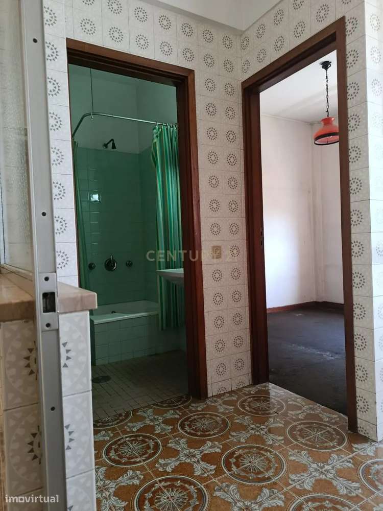 Apartamento T4 na Avenida Fernão de Magalhães — Espaço, Potencial e Di-14