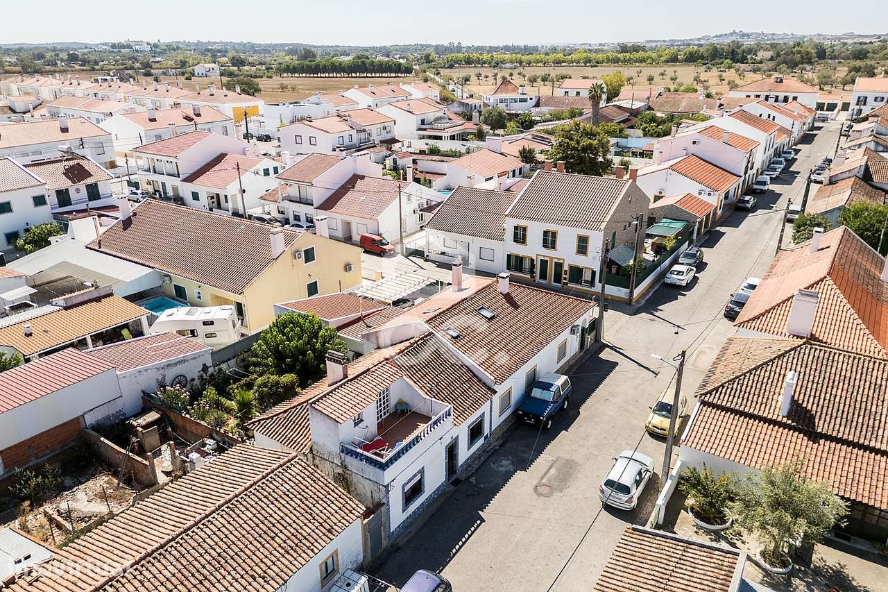 Moradia T3 c/ Quintal, Terraço e Aproveitamento de Sótão nos Canaviais-29
