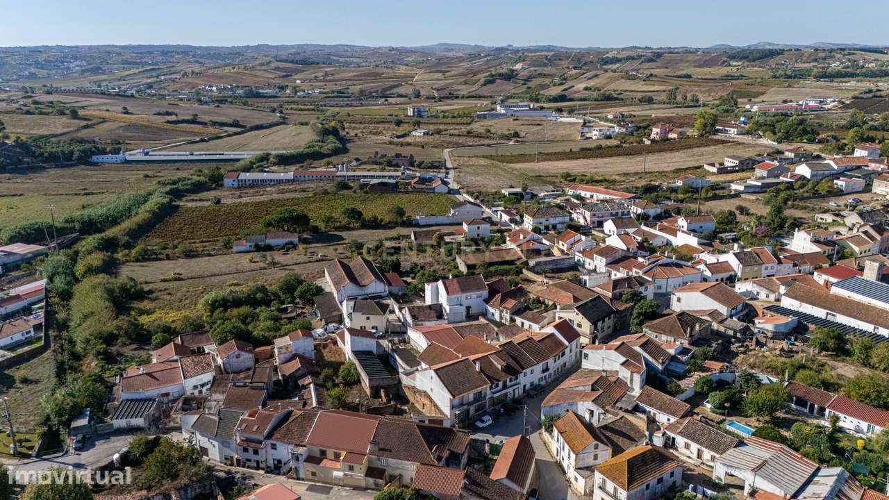 Prédio Urbano em Ruína em Labrugeira-25