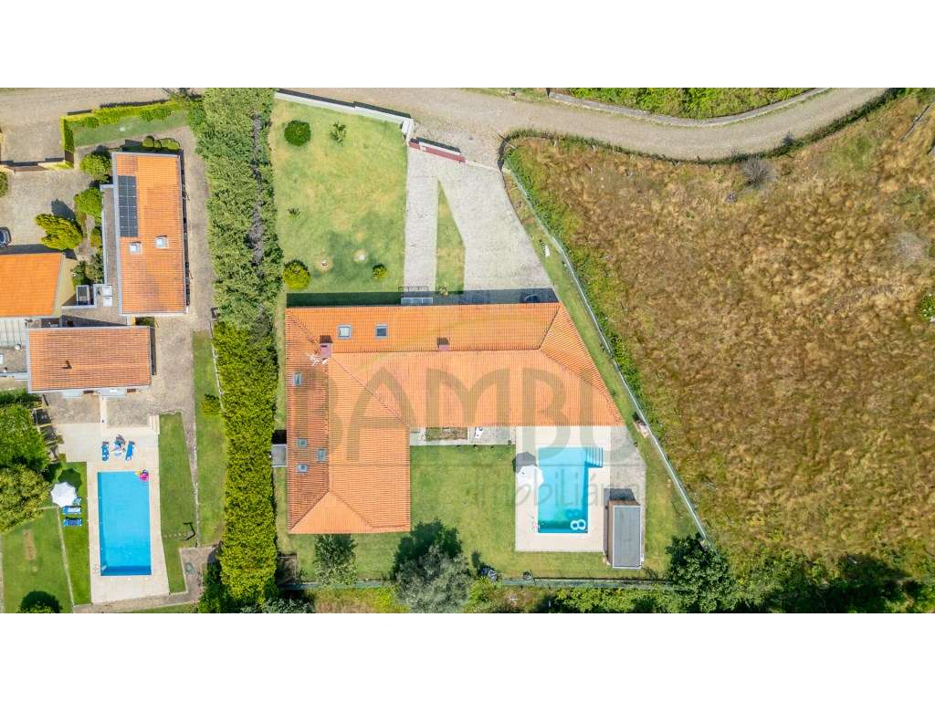 Moradia T4 térrea, com piscina, inserida em terreno com 1.718m2 - Grande imagem: 5/24