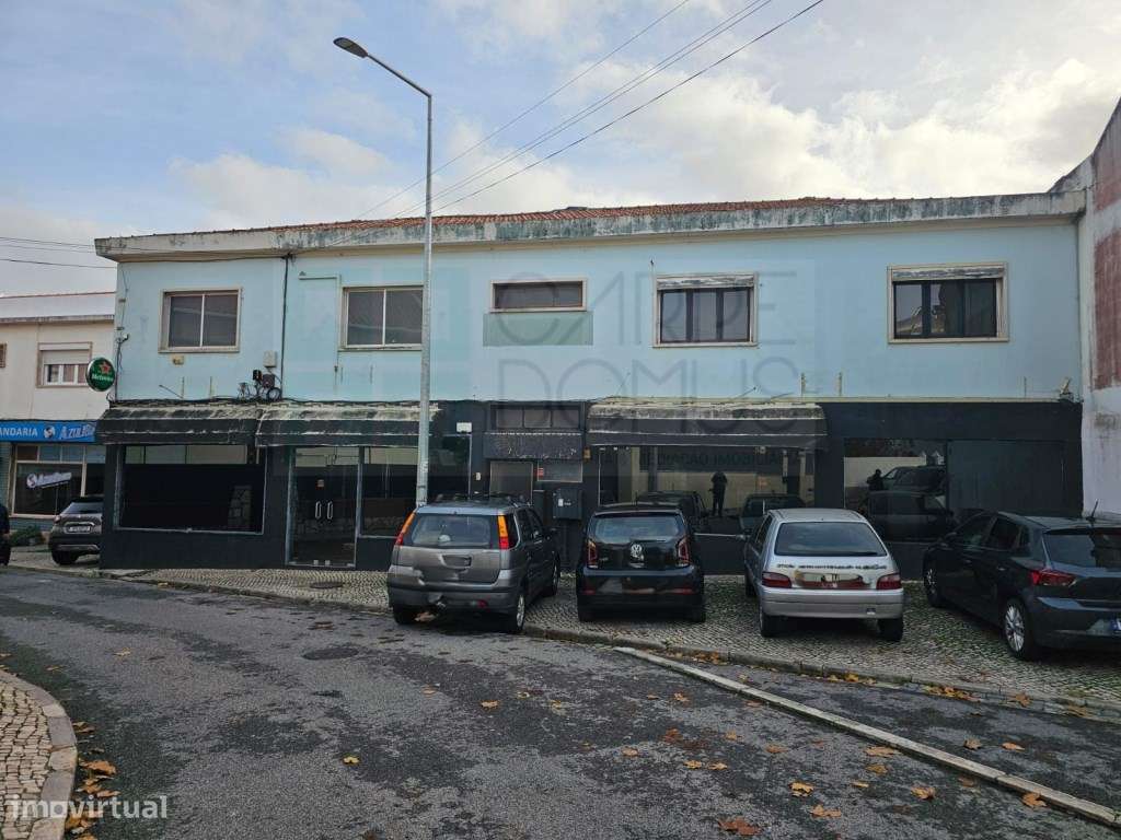 Prédio com Comércio e 2 apartamentos, em Mem Martins, Sintra - Grande imagem: 4/60