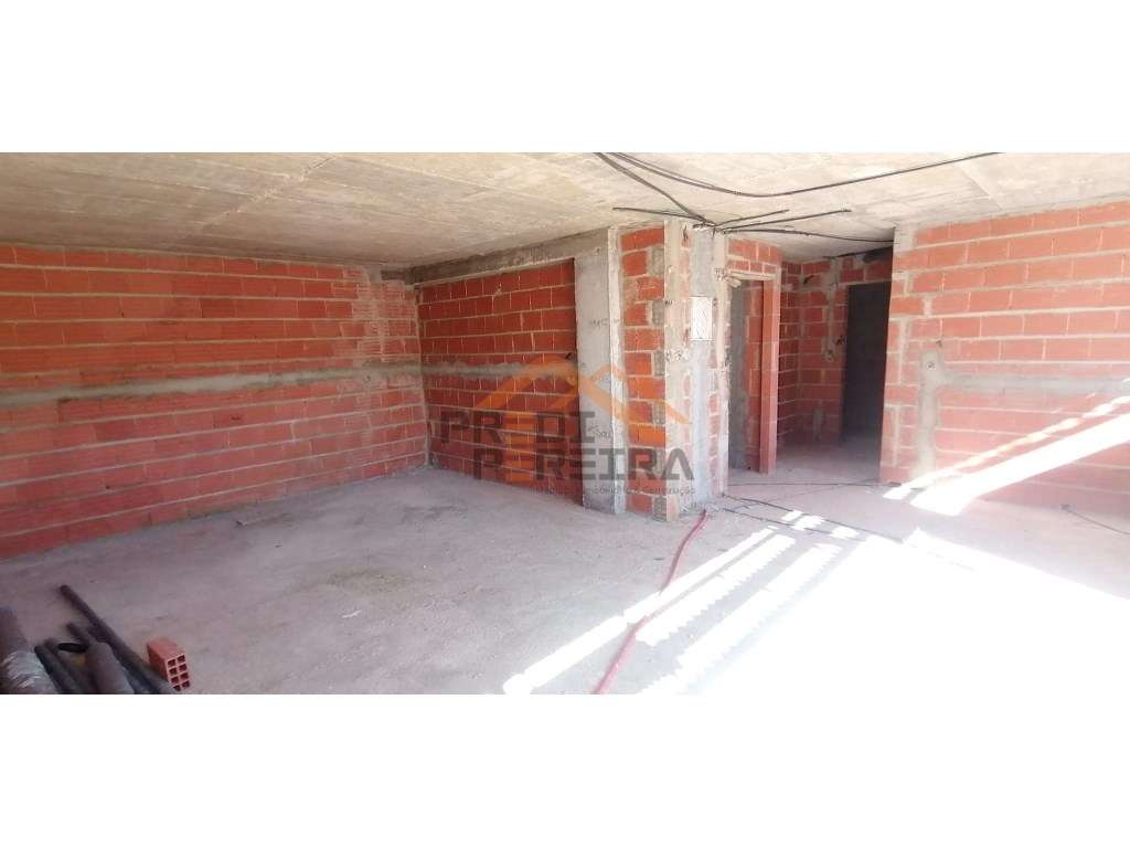Moradia T4 em fase de construção, situada no Bairro Casal São Sebas... - Grande imagem: 3/33