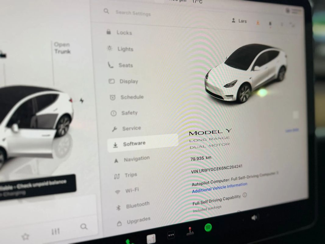 Tesla Model Y Long Range Dual Motor AWD - 23
