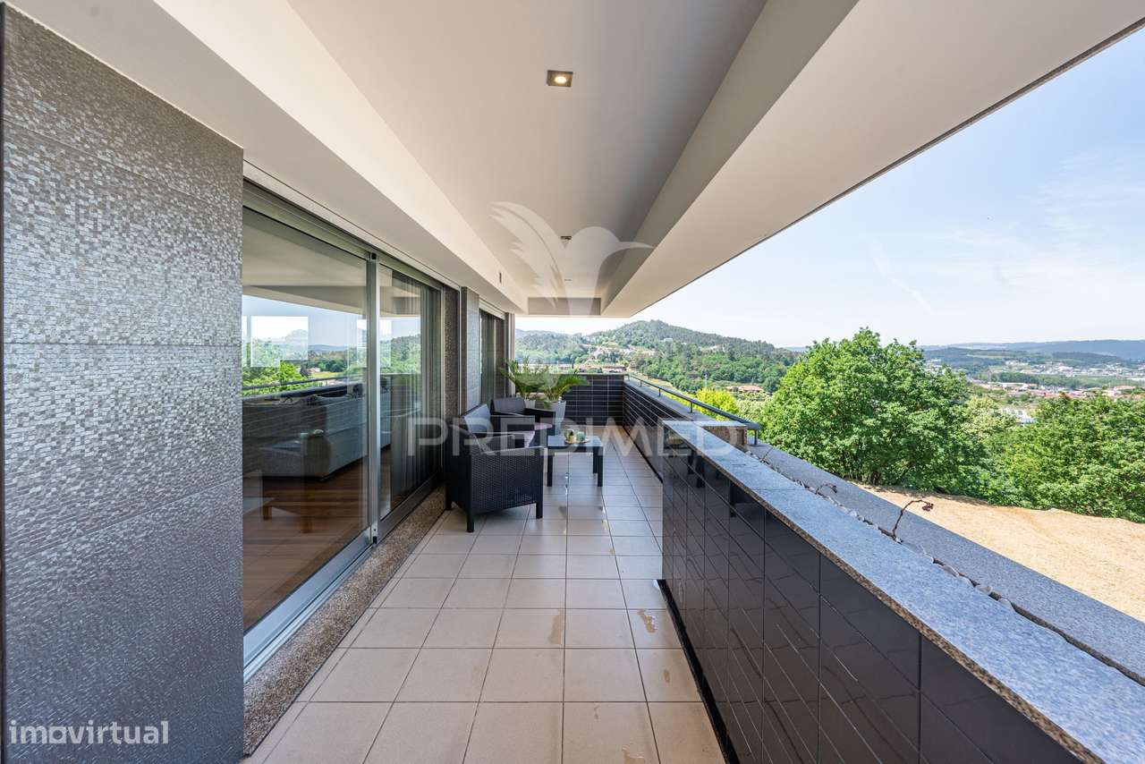 Exclusivo T3 de Prestígio em Urgezes – Luz, Sofisticação e Espaço S...-9