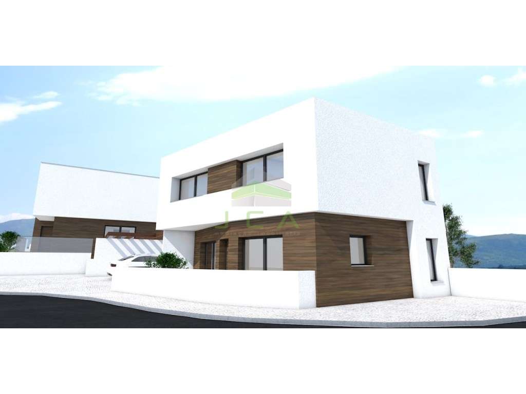 Terreno com projeto aprovado para 3 moradias - Grande imagem: 2/7