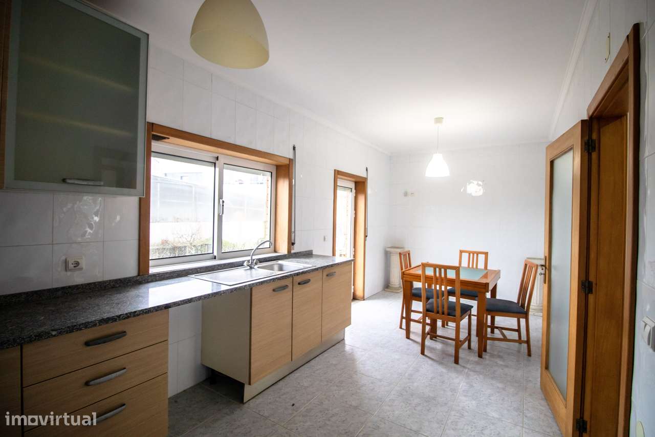 Moradia T4 Usada em Excelente Localização – A Apenas 1 km da Praia-7