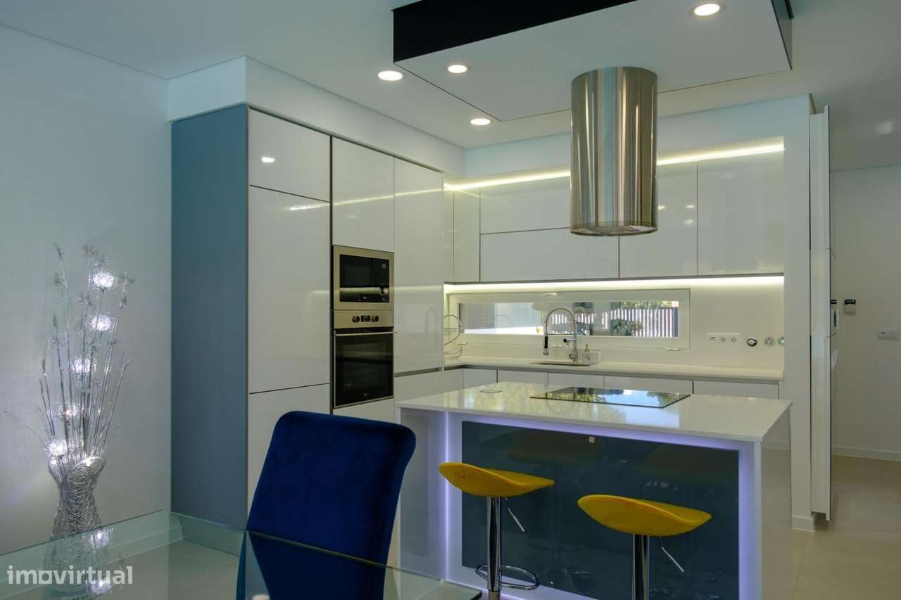 Moradia T4 com Piscina e Jardim na Aroeira, Almada-34