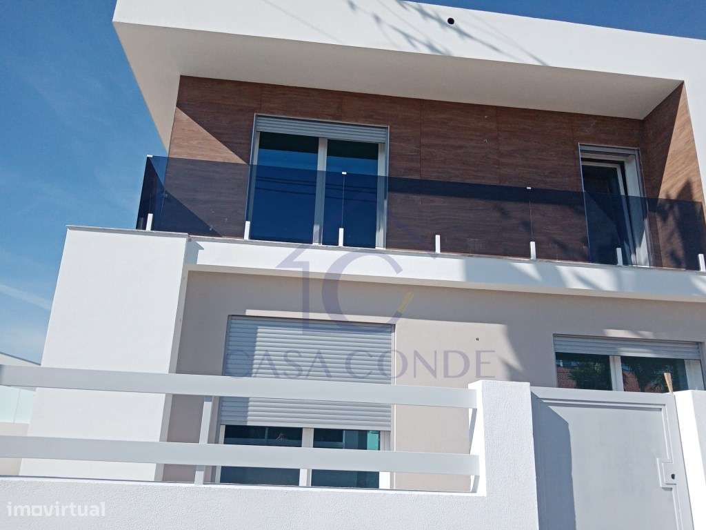 Moradia T4 Duplex com piscina, 180 m², acabamentos de luxo-1