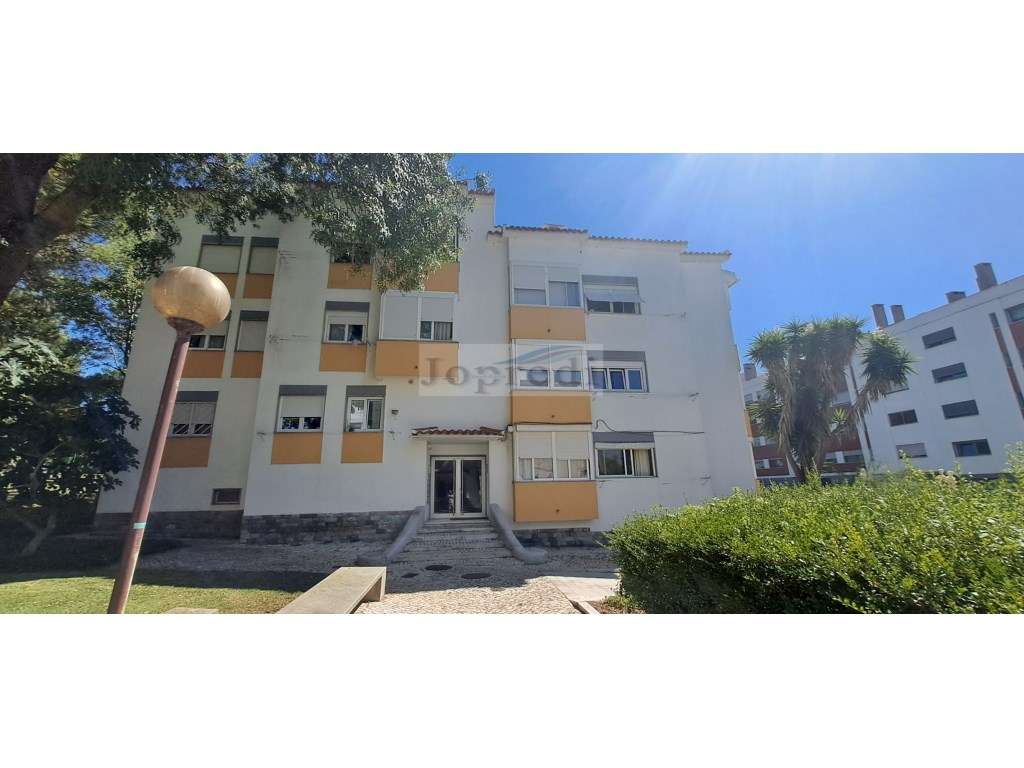 T3 com garagem e arrecadação na Estrada Portela em Carnaxide-12