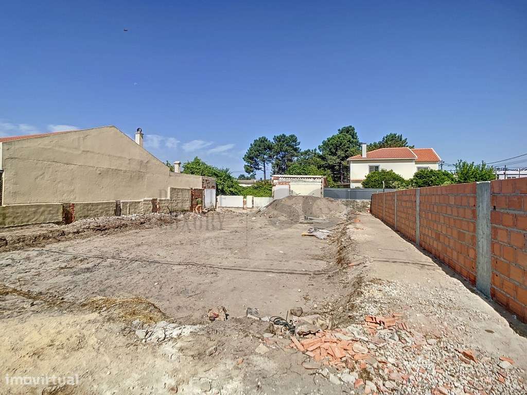 Moradia Térrea independente T3+1 em Fernão Ferro, boas áreas-32