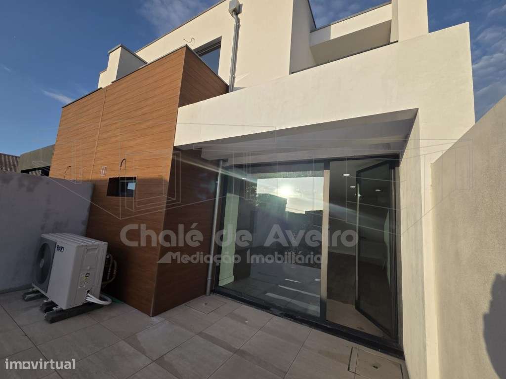 Moradia unifamiliar geminada T3, de 2 pisos, com garagem, anexos e ...-47