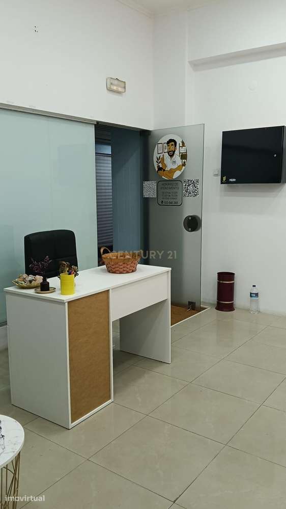 Espaço Comercial em Almada com Excelente Visibilidade – 50m²-2