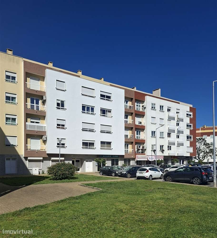 T4 com Garagem e Varanda no Prior Velho-26
