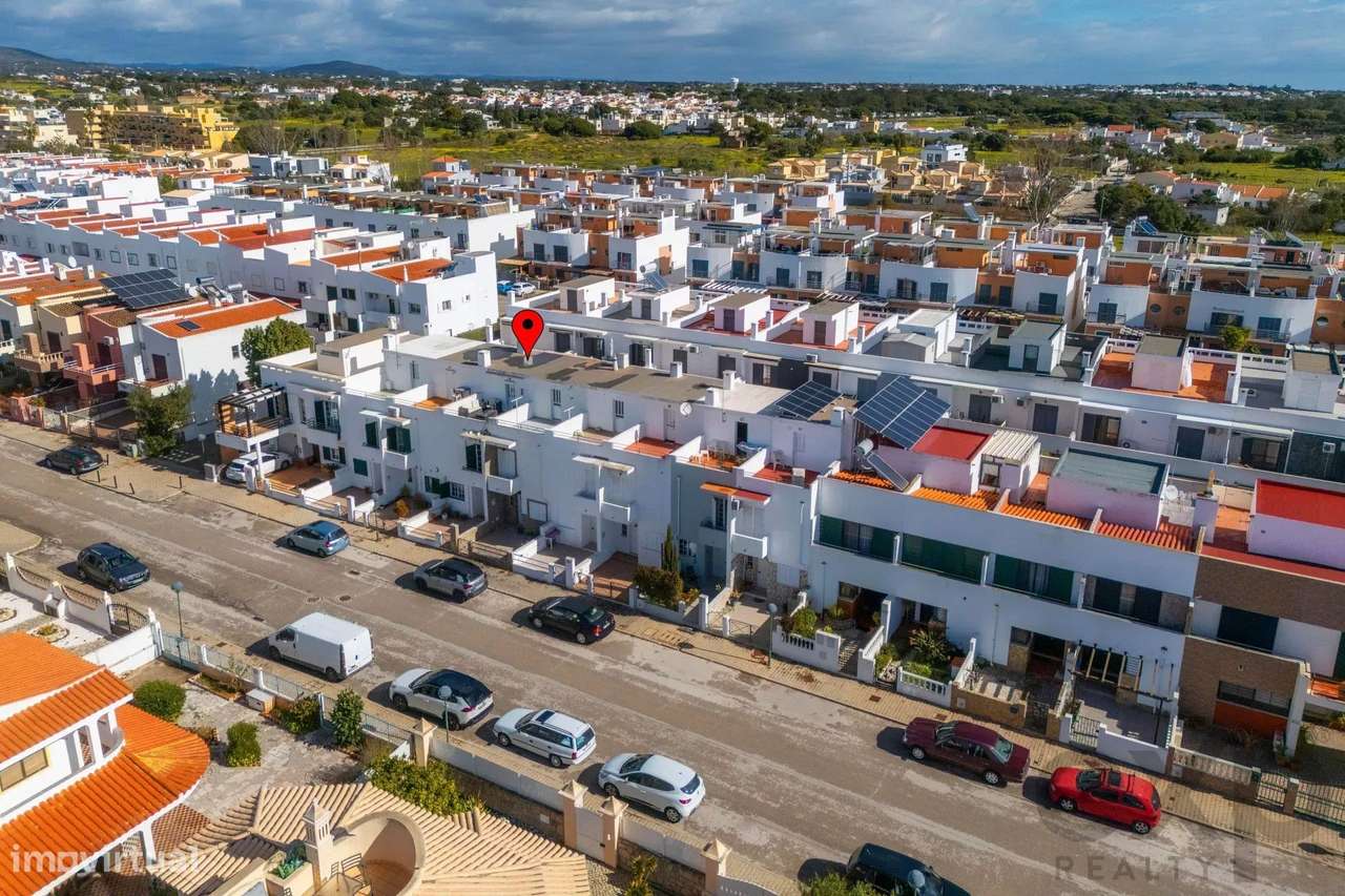 Moradia T2+1 com quintal e terraços com vista mar em Olhão, junto à Ri - Grande imagem: 3/49