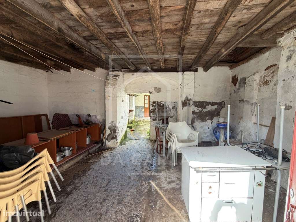 Moradia T4 com quintal e garagem em Cuba para obras-21