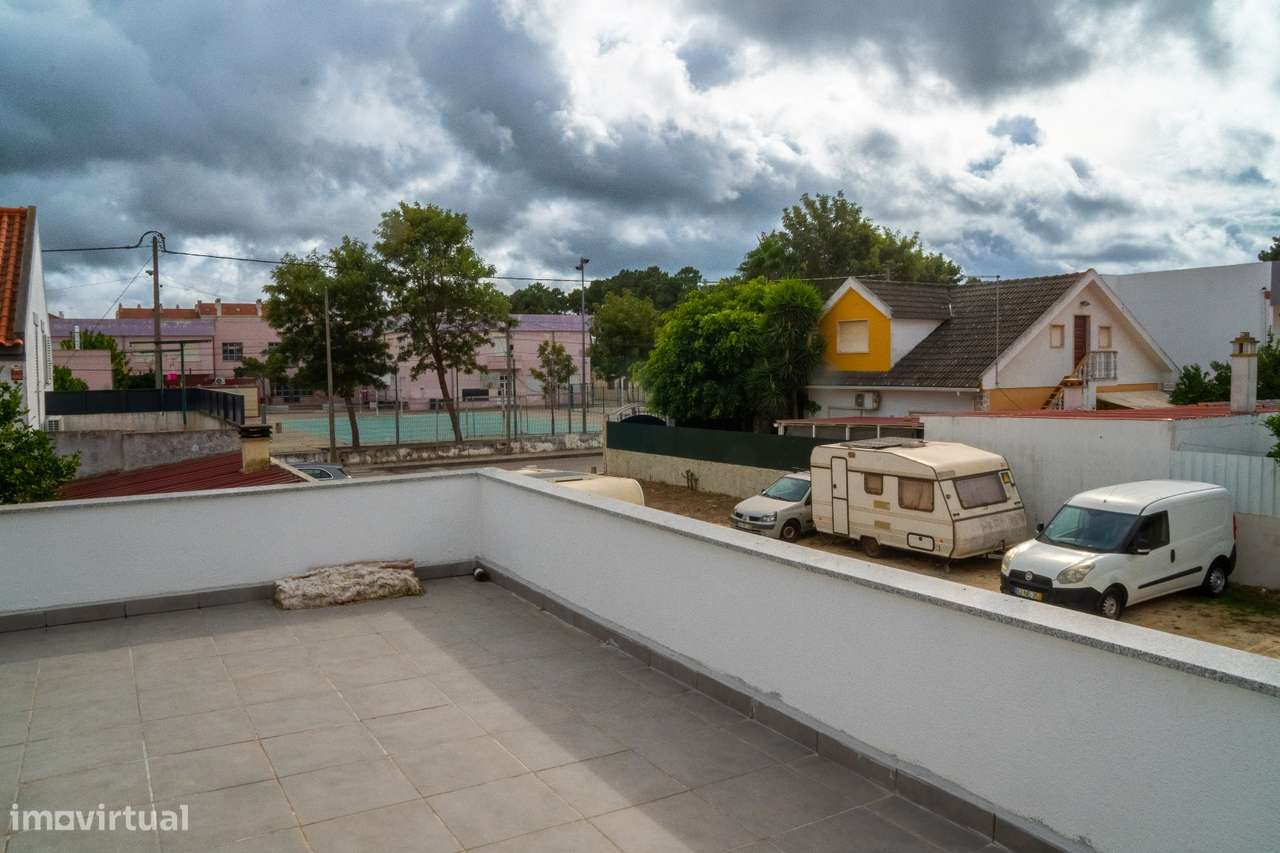 Moradia T5 na Quinta do Conde com sótão e garagem-18