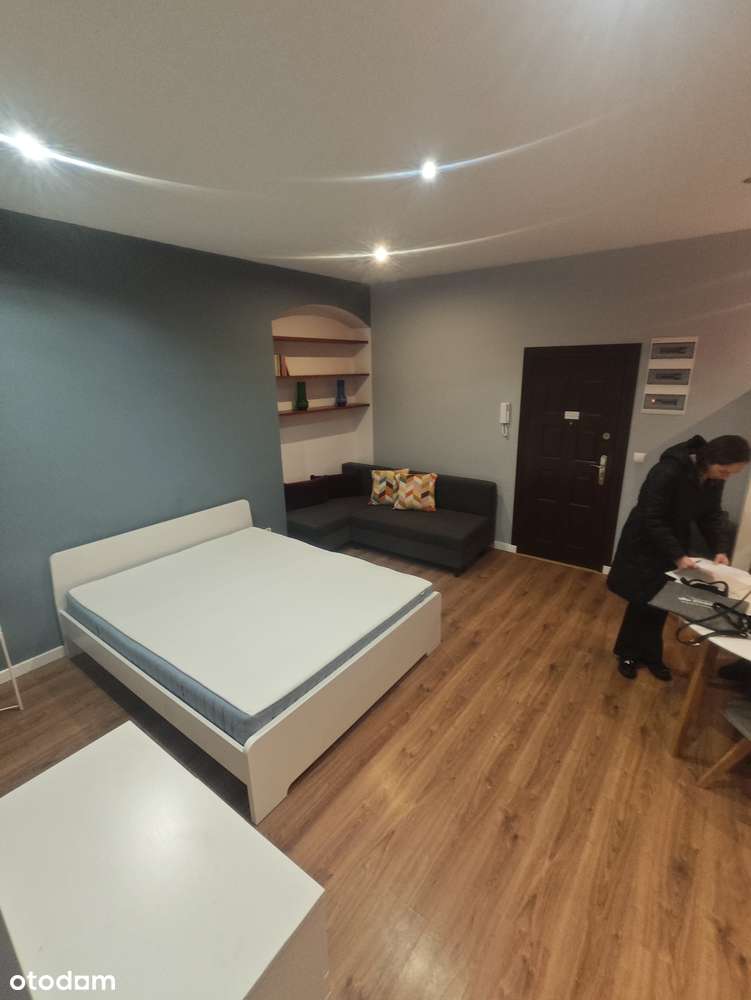 przestronna kawalerka przy Rynku Świdnica - Pełny obrazek: 2/8