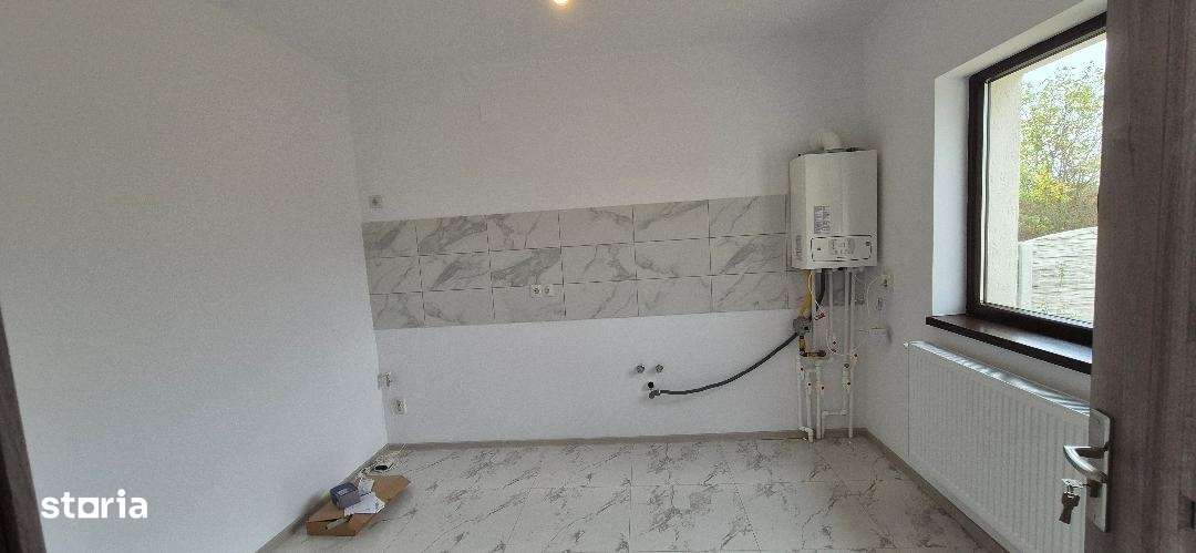 Casă spațioasă cu 3 camere și acces asfalt, posibilitate rate - Imagine principală: 4/17