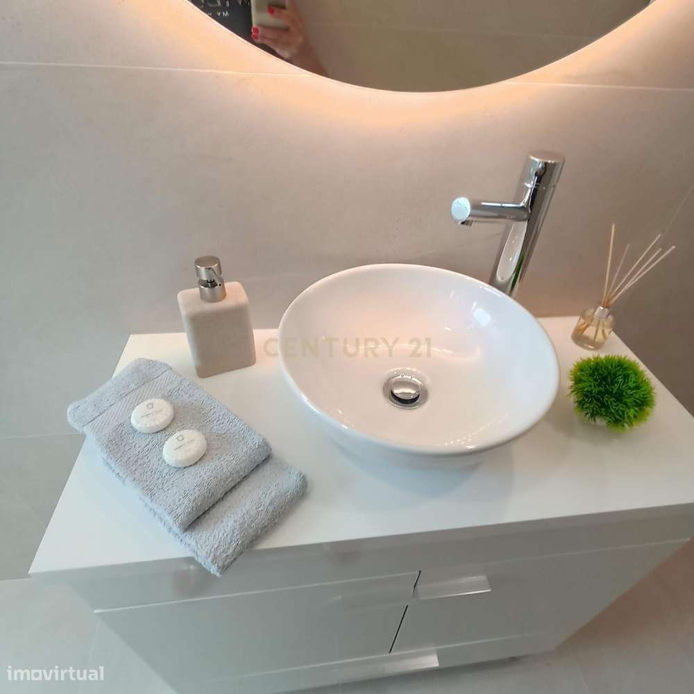 T2 Totalmente Remodelado com Arrecadação de 27m² | Duas Frentes | Préd - Grande imagem: 4/4